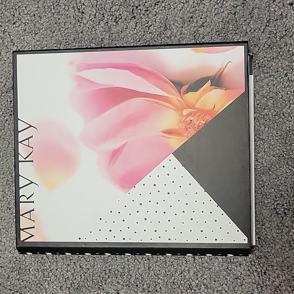 Mary Kay Bundle - Picture 4 of 5